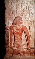Retrato de Mereruka sosteniendo un kherp en su mano derecha, de la Mastaba de Mereruka