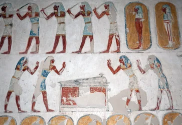 Hombres armados y figura ante un sarcófago, Valle de los Reyes, Luxor