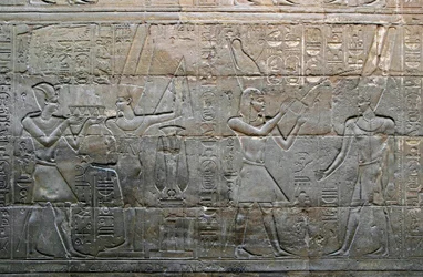 Antigüedad egipcia: el rey Alejandro Magno hace ofrendas al dios Amón-Min. Detalle de un bajorrelieve. Capilla de la Barca Sagrada, templo de Luxor, Egipto.