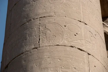 Antigüedad egipcia: detalle de una columna con cartucho borrado debido a la "damnatio memoriae", borrado de los cartuchos de algunos faraones considerados heréticos por sus sucesores, Templo de Luxor. Orilla Este (Tebas), Egipto