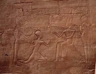 Antigüedad egipcia: relieve decorando las paredes del templo de Karnak (Karnac), Egipto.