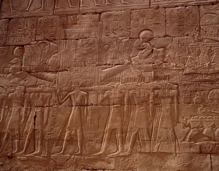 Antigüedad egipcia: relieve del templo de Karnak, Luxor, Egipto