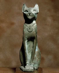 Antigüedad egipcia: la diosa gata Bastet. Escultura de bronce. Museo Egipcio, Turín, Italia
