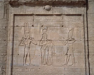 Antigüedad egipcia: vista de los bajorrelieves del templo de la diosa Hathor en Denderah