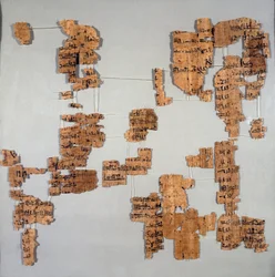 Antigüedad egipcia: fragmentos del papiro conocido como el Canon Real o “Papiro real” que contiene la lista de faraones desde la 1ª hasta la 17ª dinastía. Turín, Museo Egipcio