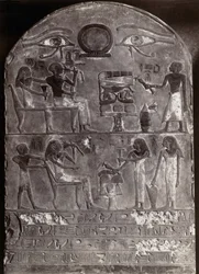 Ojos de Horus bajorrelieve : bajorrelieve y jeroglíficos en una estela arqueada dos con los ojos de Horus en la parte superior. Arte Egipcio. Estela Musee du Louvre, A.G. Photo