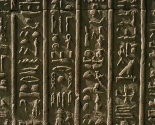 Bajo relieve con jeroglíficos, 51-30 a.C.