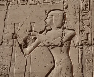 Faraón con una cobra, templo de Luxor (relieve)