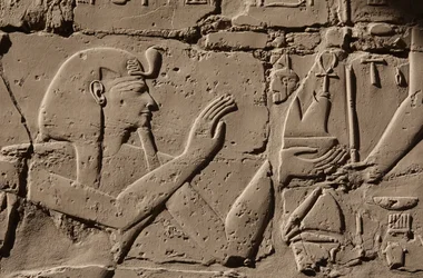 Faraón con tocado de cobra, Karnac (relieve)