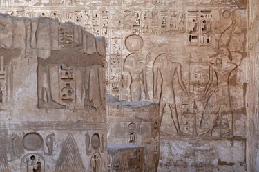 Gobernante del Alto Egipto haciendo una ofrenda a Ra y Knoum, Templo de Horus, Edfu.