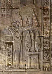 El Faraón y sus atributos, Templo de Horus en Edfu
