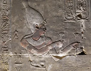 El faraón llevando el Hedjet, Templo de Horus en Edfu