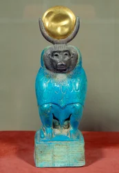 Arte del Antiguo Egipto: estatuilla del dios Thot en forma de babuino. Periodo ptolemaico (332-30 a. C.). Plata, fayenza, oro, escultura. De Hermópolis, Egipto. Altura: 0,150 m.
