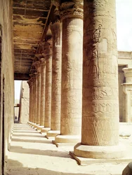 Columnas en el Pronaos (Sala Hipóstila) del Templo de Horus