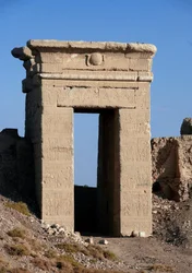 Antigüedad egipcia: vista del arco de la puerta norte, Templo de Hathor, Dendera, Egipto