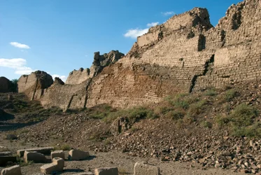 Antigüedad egipcia: muros que protegen el sitio del templo dedicado a Hathor, Denderah, Egipto
