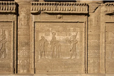 Antigüedad egipcia: mammisi romano que conmemora el nacimiento de Ihy, hijo de Isis. Templo de Hathor, Dendera, Egipto