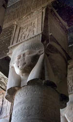 Antigüedad egipcia: capital de columnas decoradas con la representación de la diosa Hathor. Templo de Hathor, Denderah, Egipto