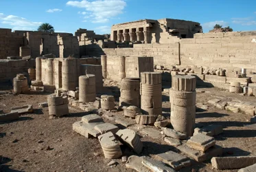 Antigüedad egipcia: columnas del templo dedicado a Hathor, Denderah, Egipto