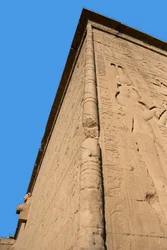 Antigüedad egipcia: esquina de la pared trasera del templo dedicado a la diosa Hathor (a la derecha representación de Cleopatra). Dendera, Egipto