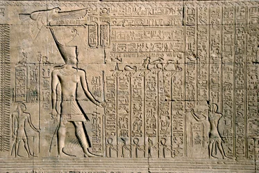 Antigüedad egipcia: relieve externo con jeroglíficos. Templo de Hathor, Dendera, Egipto