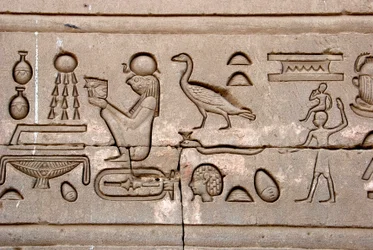 Antigüedad egipcia: jeroglíficos en la pared oriental del Templo de Hathor, Dendera, Egipto