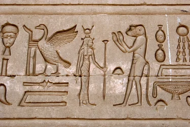 Antigüedad egipcia: jeroglíficos en la pared oriental del Templo de Hathor, Dendera, Egipto