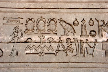 Antigüedad egipcia: jeroglíficos en la pared oriental del Templo de Hathor, Dendera, Egipto
