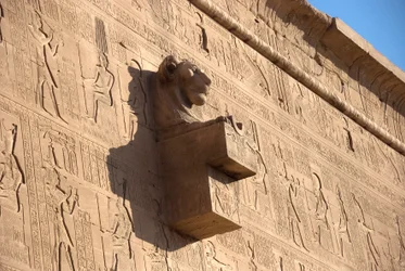 Antigüedad egipcia: gárgola con cabeza de león, templo de Hathor, Denderah, Egipto