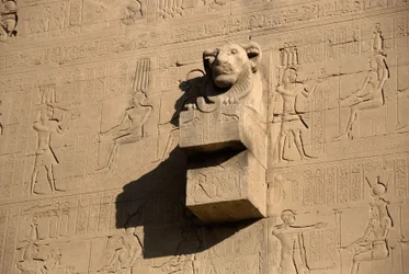 Antigüedad egipcia: gárgola con cabeza de león, templo de Hathor, Denderah, Egipto