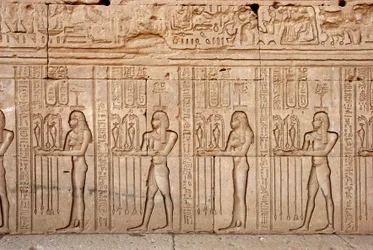 Antigüedad egipcia: ofrendas y tributos presentados a la diosa, Templo de Hathor, Dendera, Egipto