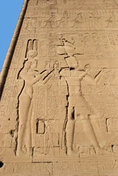 Antigüedad egipcia: relieve de la pared trasera del templo dedicado a la diosa Hathor que representa a Cleopatra y Cesarión. Dendera, Egipto