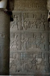 Antigüedad egipcia: relieves dentro de la sala hipóstila del templo dedicado a Hathor, Denderah, Egipto