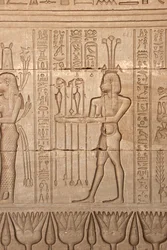 Antigüedad egipcia: representación de un hombre llevando ofrendas como homenaje a la diosa, Templo de Hathor, Dendera, Egipto