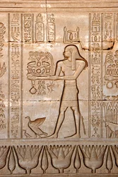 Antigüedad egipcia: representación de un hombre llevando ofrendas a la diosa, Templo de Hathor, Dendera, Egipto