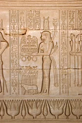 Antigüedad egipcia: representación de una mujer llevando ofrendas a la diosa Hathor, Templo de Hathor, Denderah, Egipto