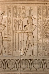 Antigüedad egipcia: representación del dios del Nilo, Hapy, y jeroglíficos, Templo de Hathor, Denderah, Egipto
