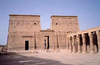 Antigüedad egipcia: vista de la entrada al templo de Edfu (Edfu) dedicado a la divinidad Horus y construido entre 237 y 57 a.C. Egipto