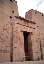 Antigüedad egipcia: vista de la entrada al templo de Edfu dedicado a la divinidad Horus y construido entre 237 y 57 a.C. Egipto