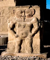 Antigüedades egipcias: la deidad Bes. Detalle de un bajorrelieve del templo dedicado a la diosa Hathor. Templo de Hathor, Dendera, Egipto