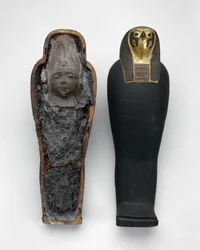 Ataúd en forma de halcón con momia de grano, 332-30 a.C.