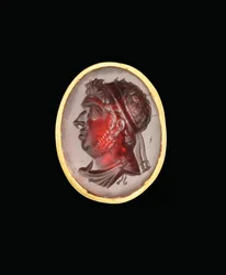Anillo de intaglio helenístico con retrato real de un gobernante ptolemaico, probablemente Ptolomeo IX, Sóter II, finales del siglo II - principios del siglo I a.C.