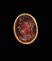 Anillo de intaglio helenístico con retrato real de un gobernante ptolemaico, probablemente Ptolomeo IX, Sóter II, finales del siglo II - principios del siglo I a.C.