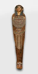 Momia de Nesmin con corona de plantas, máscara de momia y otros elementos de cartonaje, 200-30 a.C.