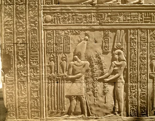 Relieve que representa a Ptolomeo VIII Evergetes II (Fiscon) y Cleopatra III haciendo ofrendas a los dioses