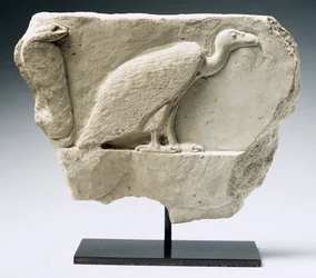 Relieve que representa un buitre y una cobra (piedra caliza)