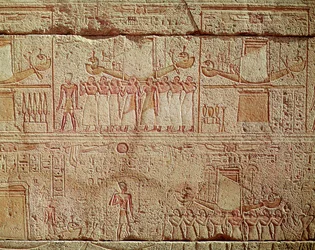 Relieve que representa barcos sagrados llevados por sacerdotes en procesión, del Santuario de Felipe Arrideo (323-317 a.C.) Dinastía Macedónica