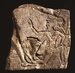 Modelo de escultor que representa a un rey con un león golpeando enemigos, c.400-201 a.C.