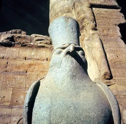 Estatua de Horus, en el Patio de las Ofrendas del Templo de Horus (detalle)