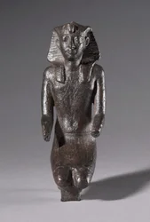 Estatuilla de rey arrodillado, período grecorromano, 304-30 a.C.